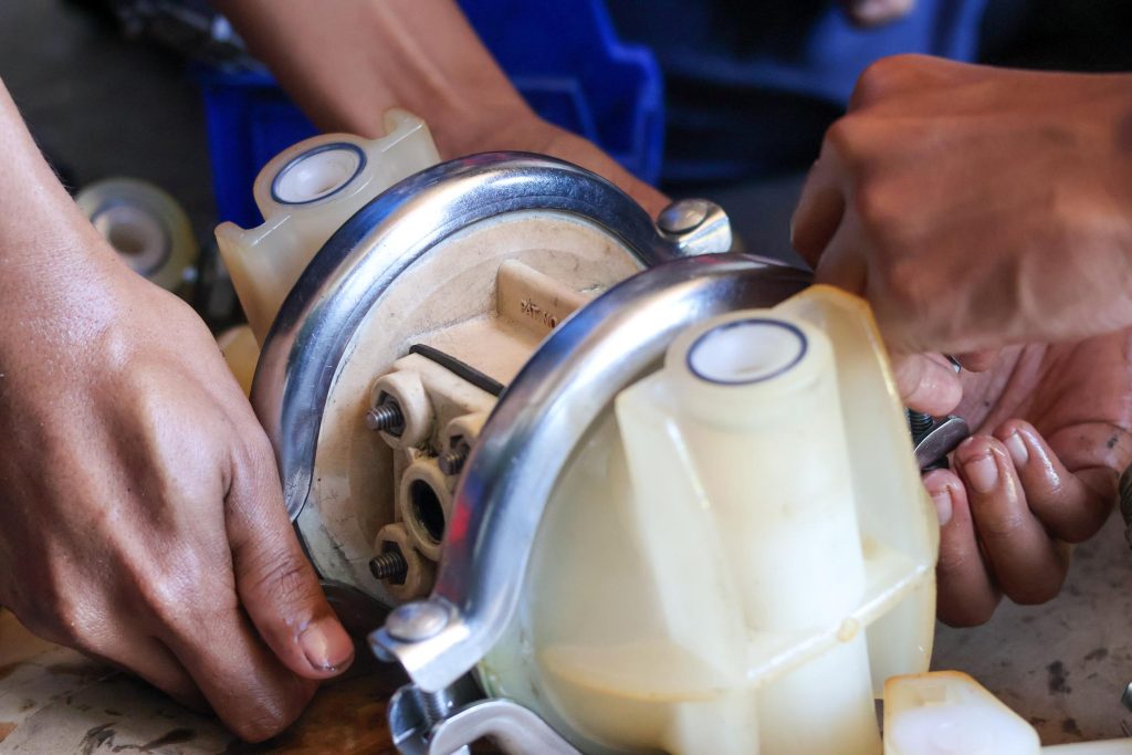 ky thuat vien bao duong sua chua bom mang khi nen